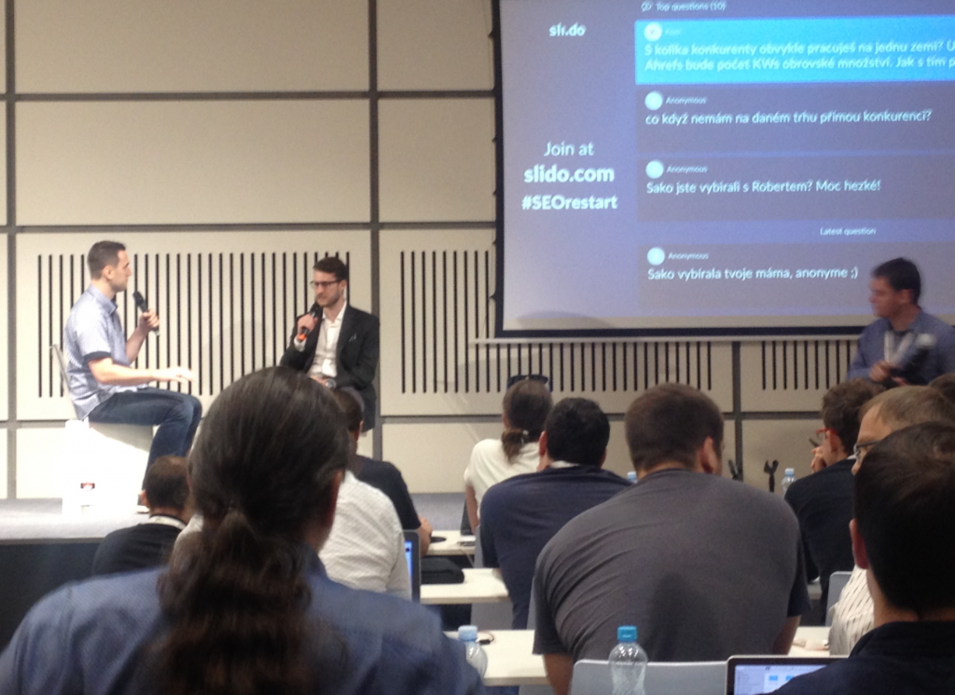 Omluvte sníženou technickou kvalitu fotografie. Za pozornost však stojí sada komentářů na prezentační tabuli vpravo. Ano, byla i spousta legrace. 5.-Foto-do-článku-fun-1024x746.png