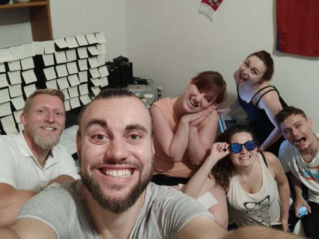 Část týmu při psaní scénáře. Zleva: David Neruda, Daniel Kupsa, Pavla Michalovichová, Lucie Malá, Kateřina Korečková, Míra Škoda Filmový tým na akci 48 Hour Film Project