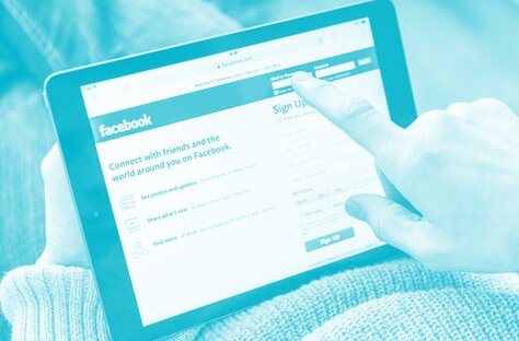 Tablet s rozhraním Facebook