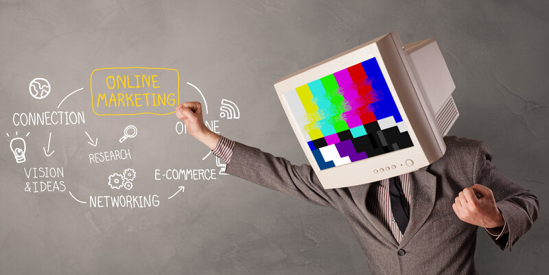 Muž v obleku s televizí místo hlavy