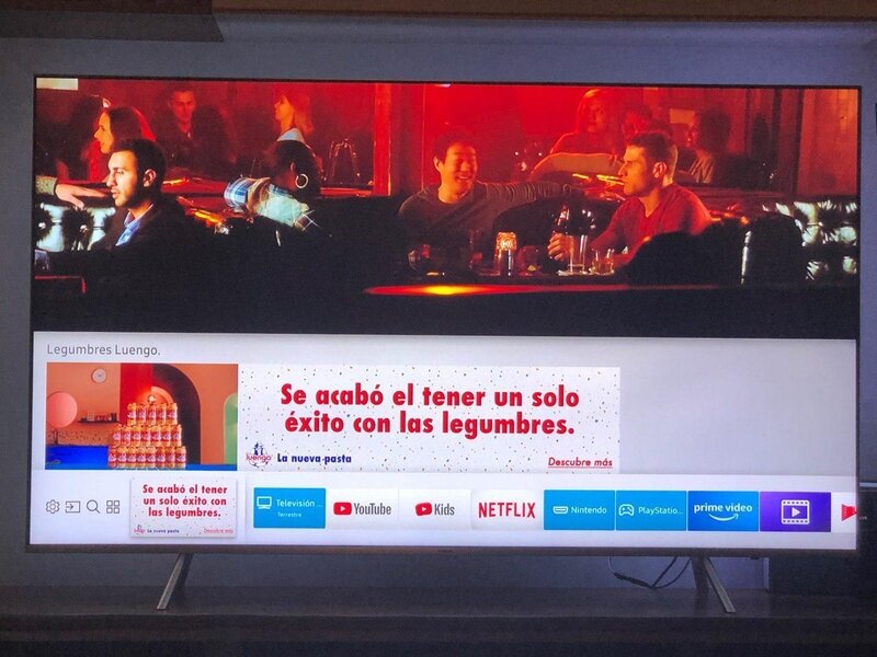 Ukázka způsobu, jakým se zobrazují reklamní bannery na obrazovce chytré TV. Reklamní banner na obrazovce smart TV