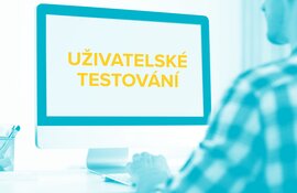 Muž sleduje obrazovku počítače