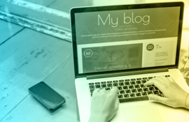 Displej notebooku s rozepsaným blogem