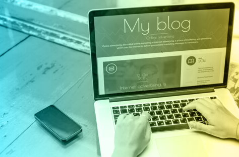 Displej notebooku s rozepsaným blogem